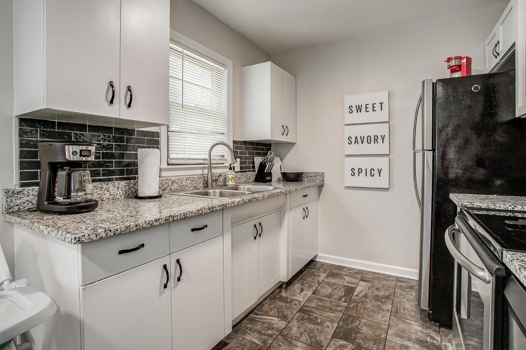 Chic Home With Huge Grassy Yard 7 Mins To Arrowhead Stadium إندبيندينس المظهر الخارجي الصورة
