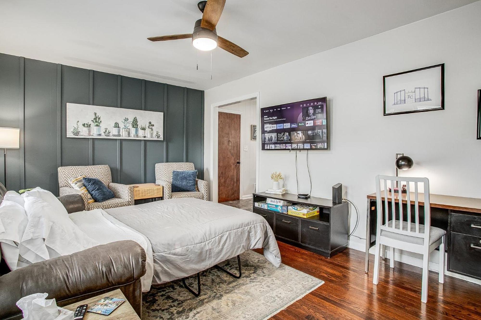 Chic Home With Huge Grassy Yard 7 Mins To Arrowhead Stadium إندبيندينس المظهر الخارجي الصورة
