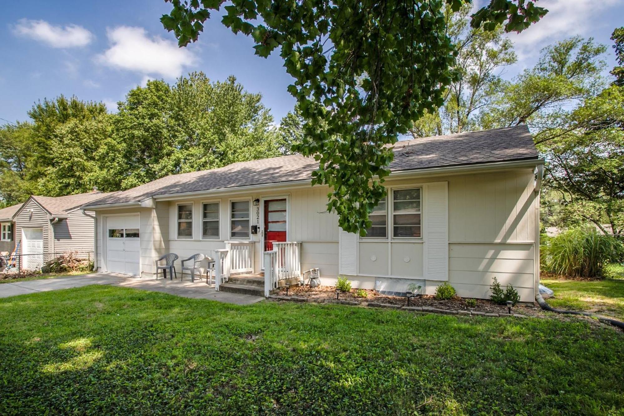 Chic Home With Huge Grassy Yard 7 Mins To Arrowhead Stadium إندبيندينس المظهر الخارجي الصورة