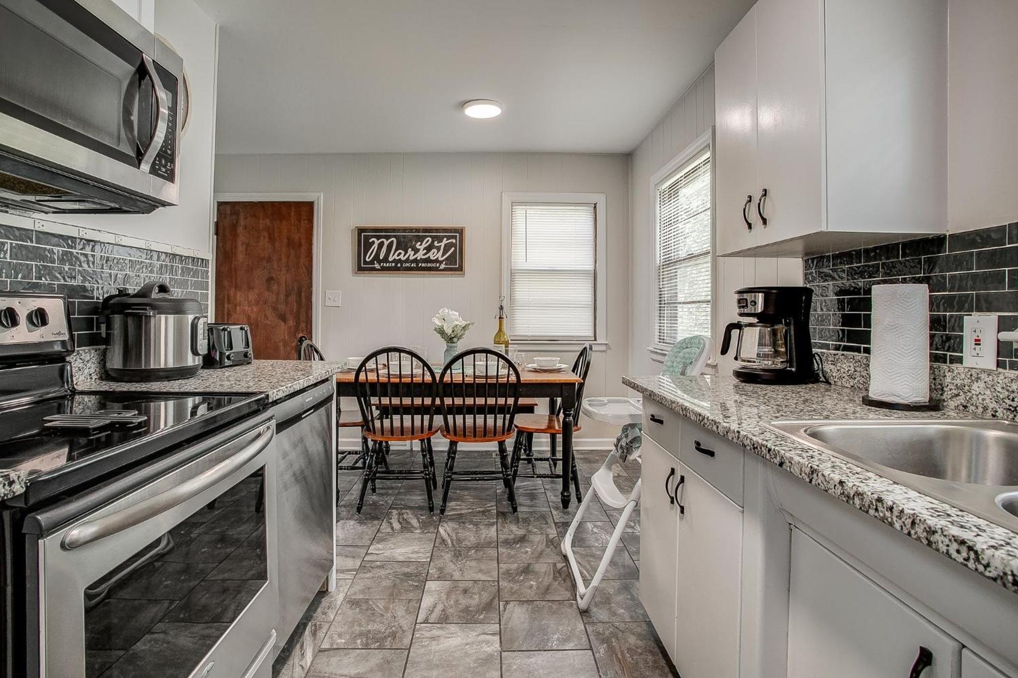Chic Home With Huge Grassy Yard 7 Mins To Arrowhead Stadium إندبيندينس المظهر الخارجي الصورة